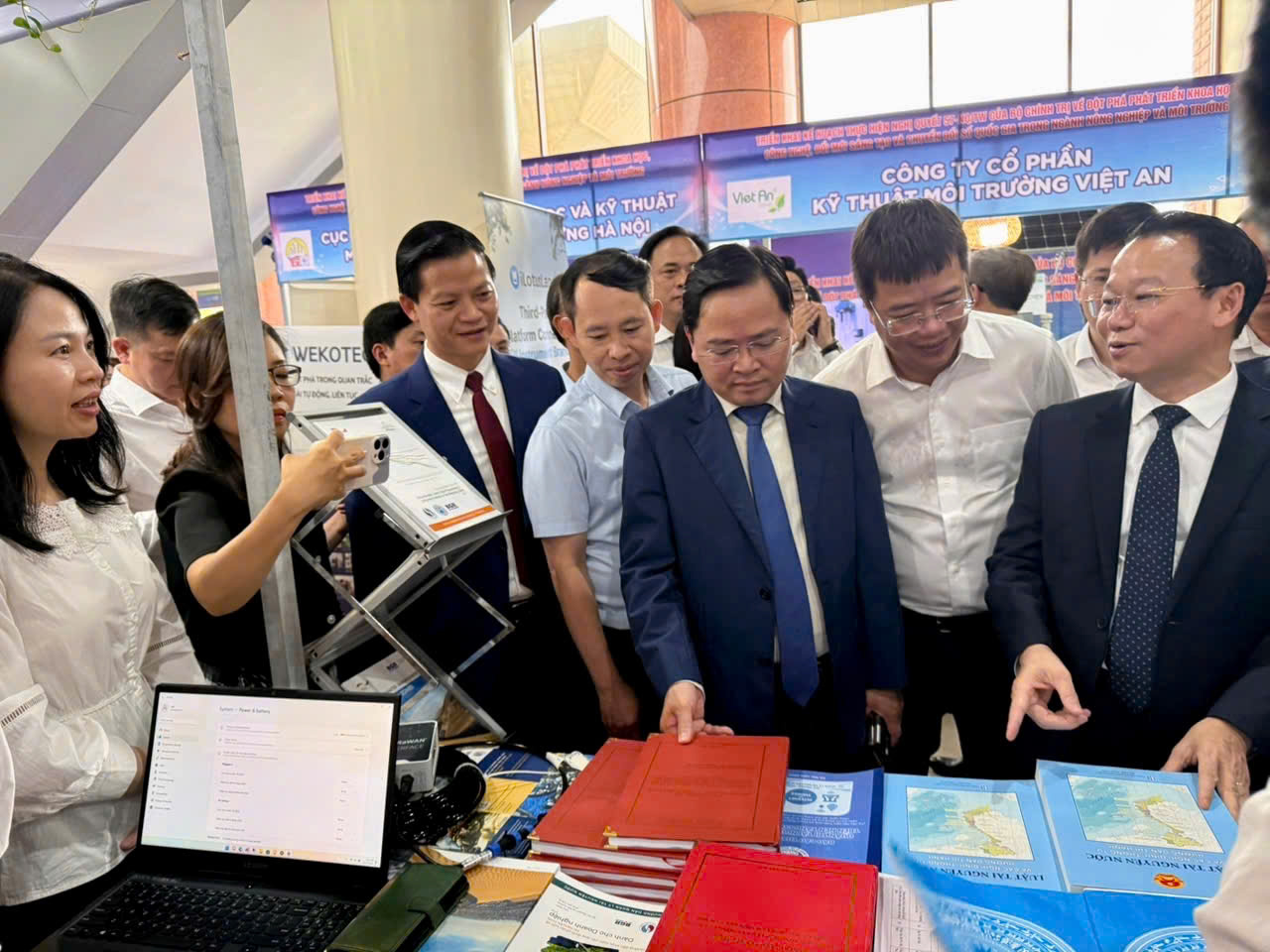 Bộ trưởng Đỗ Đức Duy tham quan thành tựu khoa học công nghệ lĩnh vực nông nghiệp và môi trường